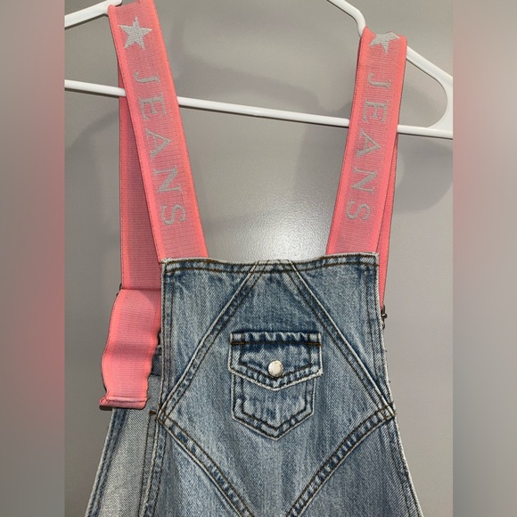 UNIQUE VINTAGE GUESS OVERALLS *HOT PINK STRAPS* - Picture 3 of 9